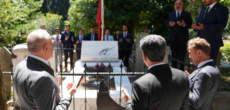 TÜRK MİLLİYETÇİLİĞİNİN MÜTEFEKKİRİ HÜSEYİN NİHAL ATSIZ' KABRİNDE DUALARLA ANDIK